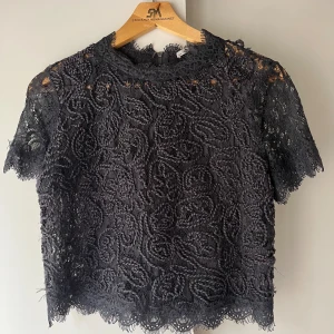 Spetstop från Zara - Passar mig som har storlek S! Använd varsamt. 