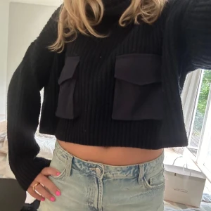 Stickad tröja  - Super söt kortare stickad polo tröja från zara, utan defekter. Svin cool fick detalj!