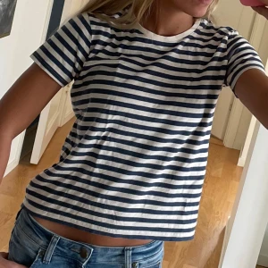 Randig tshirt - En randig T-shirt från Lindex. Skriv för fler bilder eller frågor💕