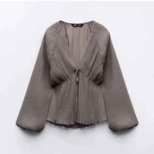 Zara blus  - Super fin blus som tyvärr inte kommer till användning 🤍