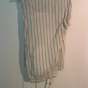 Arket linnebyxor  - Linnebyxor från Arket. Beiga med svarta ränder. Storlek S. Fint skick 