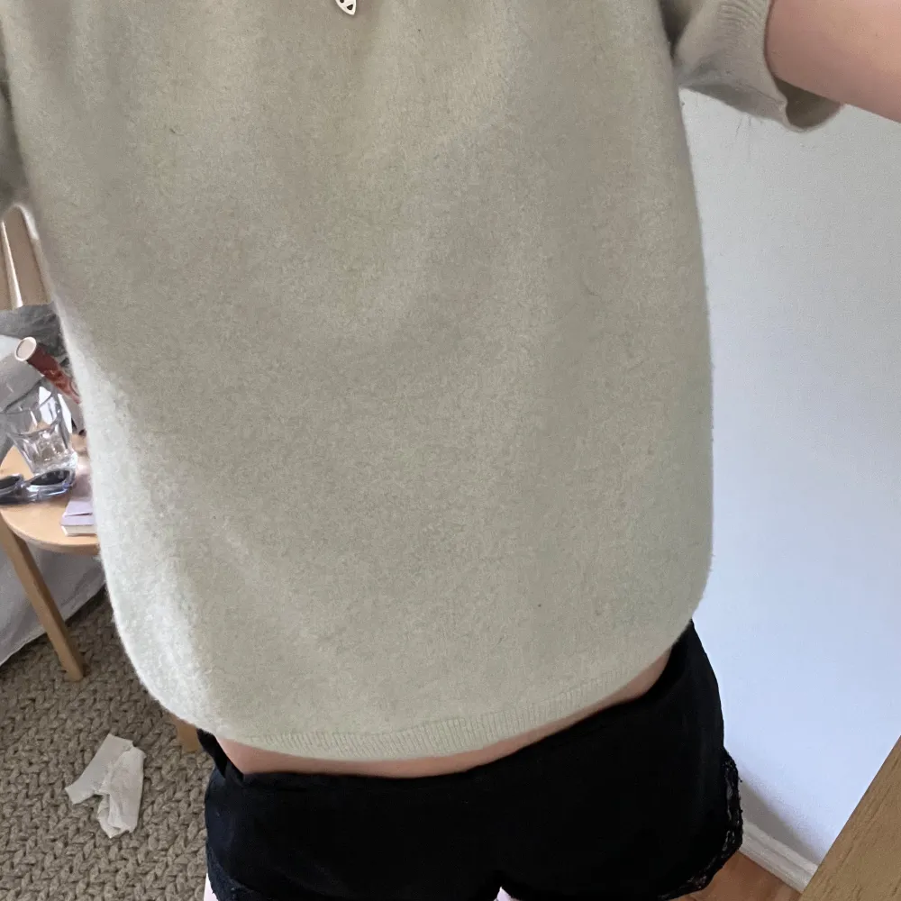 Skit snygg beige 100% Kashmir tshirt från okänt märke. Passar xxs-s beroende på hur man vill att den ska sitta men skulle säga att den är xs❣️ Priset är diskuterbart. Neuleet.