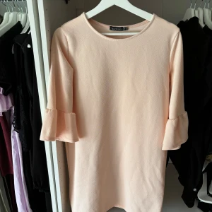 Rosa klänning med volangärm - Rosa klänning med volangärm 👗🔥 Garderobsrensning på gång! Jag säljer detta fantastiskt plagg från mitt djur- och rökfria hem. 🛍️💫
