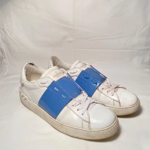 Valentino open skor - Valentino sneakers | Fint/bra skick, förnyad undersida | Sitter 0,5 storlek större | Nypris: 7280 | Fraktar via Postnord eller instabox, på köparens bekostnad | Hör av dig vid minsta fråga eller fundering 📩