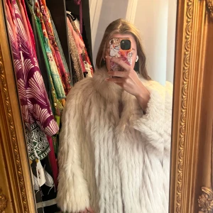 Pälskappa med breda axlar - Pälskappa med axelvaddar i M