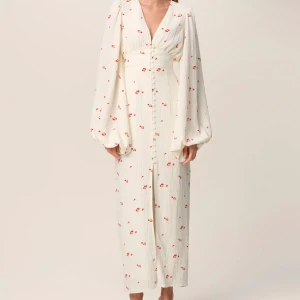 Positano dress - Säljer denna jätte fina positano klänning från adoore i storlek 38 som är slutsåld på hemsidan. Är bara använd 1 gång på midsommar så den är i fint skick!💕