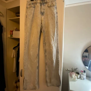 Jeans från Gina  - Säljer dessa jeans från Gina.  Storlek 36 men skulle passa 34 också Bra i längden på mig som är ca 175 cm.  Köpta för 499 kr säljer för 190 kr Använda ca 6 gånger