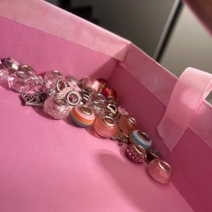 Pandora  - Säljer dessa liknande Pandora ”charms” för bra pris. Skicka bild om du vill se dom lite mer noggrant.