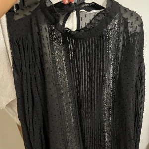 Zara blus - Svart zara blus. Kommer ej till användning, i jätte bra skick!❤️