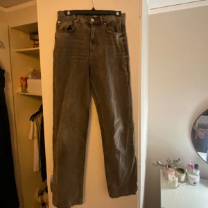 Säljer jeans från Gina - Nypris 549 kr, mitt pris 250 kr  Storlek 36, passar säker en 34 också  Lite för korta på mig som är ungefär 175 cm  Använda ca 3 gånger, ser ut som nya 