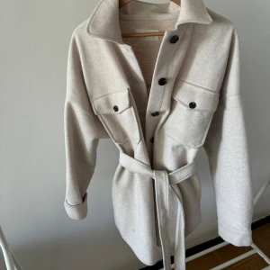 Beige kappa - Supersnygg beige kappa storlek S, passar Xs och eventuellt M. Superfin till hösten.