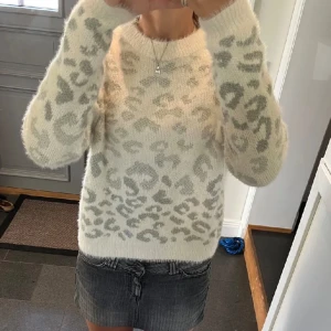 SÖKER LEOPARD STICKAD - Söker denna stickade tröjan! Kontakta mig om ni har den❤️