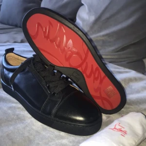 Louboutin skor - Louboutin skor i strl 42 riktigt snygga skor i bra skick intresserad av byten.