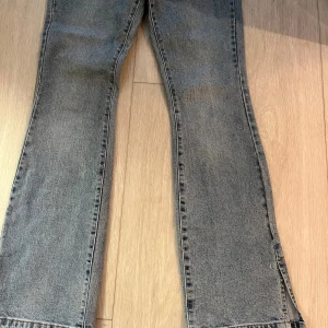 Jeans från Vero Moda  - Midjemått: 36cm  Innerbenslängd: 76 Helt oanvända och nya i mycket bra skick. De är lite stretchiga. Dem är raka i benen/ lite bootcut. Skriv till mig vid frågor💗