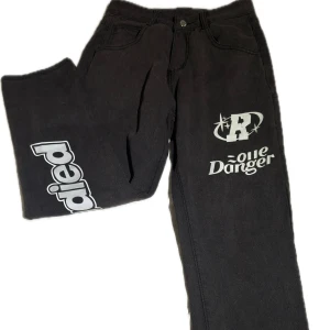 Studied - Jeans - Loose fit  - Storlek M och passar på en 164 cm lång kille, skulle nog passa upp till en som är 170 cm lång. Har en loose fit, och y2k-aktigt tryck på sig. Jeansen är i bra skick.  (Midja) 36 cm, (Ytterbenslängd) 97 cm, (Innerbenslängd) 67 cm, (Fotöppning) 18 cm. 