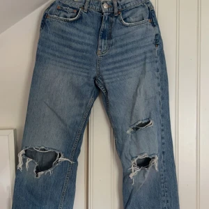 Midwaist jeans - Midwaist jeans med hål