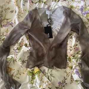 Mesh top/Asta tie long sleeve - Jätte fin flerfärgad gråaktig mesh top från weekday, som är oanvänd, original pris är 250kr