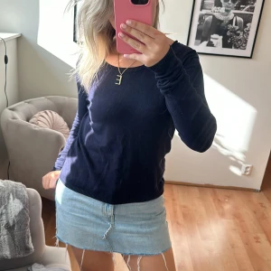 Marinblå tröja  - Finstickad marinblå tröja🥰fint skick