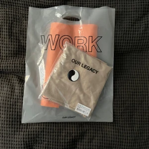 Our Legacy T-shirt  - Helt ny beige t-shirt från Our Legacy Work Shop, Köpt i butik endast testad, strl 48 (M) kan mötas i Stockholm 