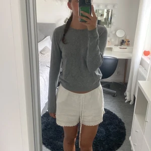 Grå stickad tröja - Jätteskön grå stickad tröja från Jacqueline de Yong😇Strl S och knappast använd. Skriv privat för frågor!💕 