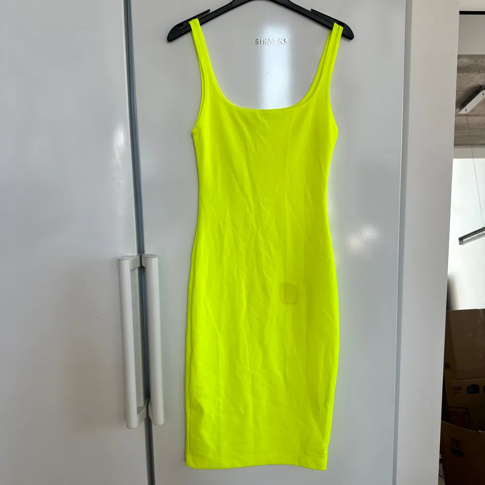 Senaste trenderna till tidlösa klassiker. outfits dresses för alla tillfällen cocktail, fest eller till någon harmonisk afton! 😍 stilfull elegant dress som formar sig efter din kropp. Känn dig snygg och stilig✨ . Mekot.