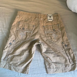 BAGGY ROCKREVIVAL SHORTS JORTS - w 42 så väldigt baggy, 10/10 skick. priset är inte fast 🩷