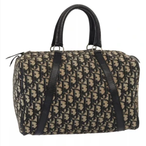 Christian Dior Boston väska - Christian Dior Trotter Boston-väska. Med en klassisk och tidlös design kommer denna väska att passa alla tillfällen. Perfekt för att lägga till en touch av lyxstil till vilken outfit som helst!