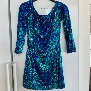 Klänning  - Senaste trenderna till tidlösa klassiker. outfits dresses för alla tillfällen cocktail, fest eller till någon harmonisk afton! 😍 stilfull elegant dress som formar sig efter din kropp. Känn dig snygg och stilig✨ 