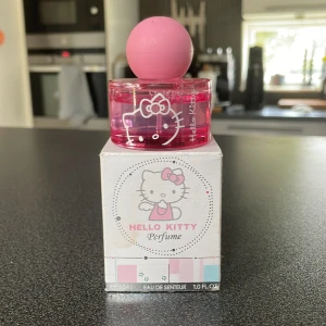 Hello Kitty Parfym - Säljer denna hello kitty parfym då jag använder inte den längre! Den är använd ett par gånger. 30ml och är en söt doft❤️ Kontakta innan köp! Buda gärna 