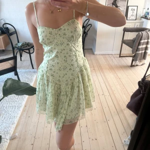 NA-KD klänning  - Grön klänning från zara. Så snygg med en stickad kofta över! Storlek 38. Oanvänd med lappar kvar! 