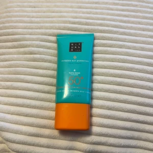 SPF 50  - Invindible sun protection. Face cream. Hydra-boost complex SPF50+. The ritual of karma. Helt ny.