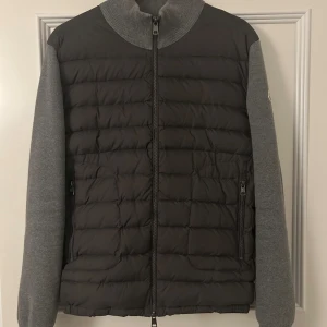 Moncler cardigan brun och grå - Säljer min moncler cardigan i den väldigt populära färgen. Sjukt bra skick. Inget kvitto tyvärr men alla tags funkar!!, du kan själv skriva in koden och se att monclers egna sida autentiserat den! Storlek L men passar S/M då dem gör små storlekar!