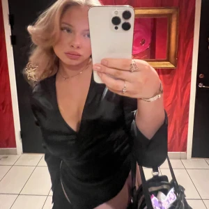 Satintopp - bara använd 2-3 gånger🖤pris kan diskuteras 