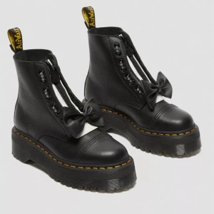 Dr. Martens x Lazy Oaf bex boots - Helt nya och oanvända i box med tillbehör (se bild 2). Stl EU 38. Är slutsålda överallt då de var ett limiterat samarbete med Lazy Oaf. Har deras ikoniska ”happy sad” figurer på hälen av bootsen. (Bilder kommer snart!) Nypris var 2500 kr, så passa på!