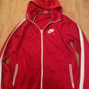 Nike hoodie - En Nike hoodie som ej används längre, går att pruta