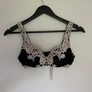 Intimissimi BH - elfenbenvit och svart  - Stl 70b, spetsdetaljer.  Ny och oanvänd med taggar kvar. 