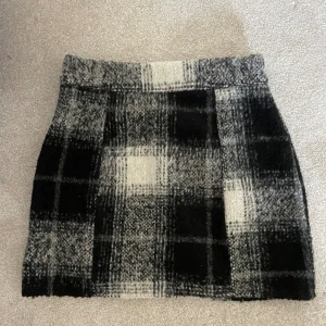 Kjol  - Checkad kjol från missguided, perfekt till hösten, lite varmare kjol 