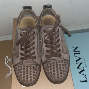 Christian loubotin - Snygga Christian loubotin skor i fint skick Skorna är köpta på mythersea för ungefär 7000kr Mitt pris 2500 Allt orginal medföljer