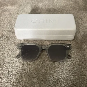 Chimi 04 grey - Chimi solglasögon i bra skick. Allt med kommer förutom en påse.
