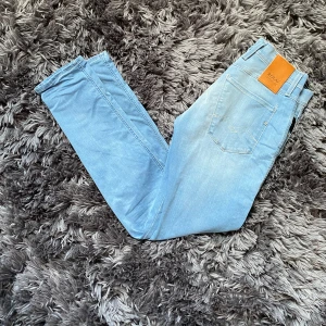 Replay anbass - Hej! Säljer nu dessa Replay anbass👖 Jeansen är i storlek w30 L 32📏 Priset är ej hugget i sten!💸 Om du vill ha liknade i olika storlekar kan du gärna kolla in våra andra annonser Jeansen tvättas såklart innan den skickas!☀️💦🧺🫧