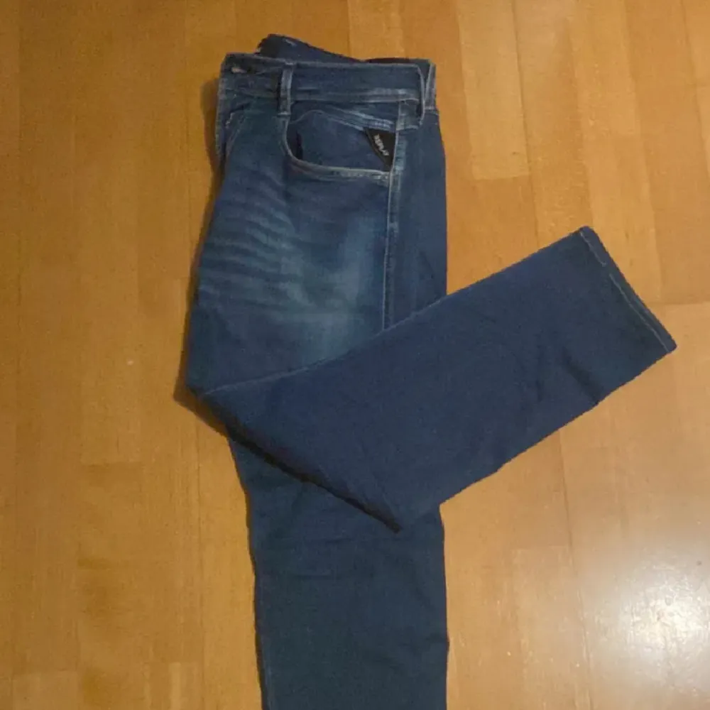 32/30 köptes i nyskick men passade inte mig. eftertraktad färg.. Jeans & Byxor.