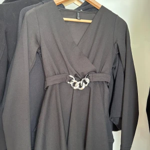 Svart blus med silversmycke runt midjan  - En jätte fin blus som tyvärr blivit för liten. Den har ett bälte med silversmycke på🥰 använd ett fåtal gånger, som ny, strl XS. Skriv för fler bilder🎀