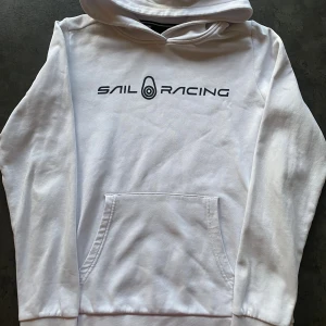 Hoodie Sail Racing - Hoodie från Sail Racing, använd men i bra skick. En liten liten fläck på magen som knappts syns. 