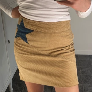 Miss sixty kjol - Jättefin kjol från Miss sixty med en stjärna där fram. Har tidigare kortat kjolen med gardin klister (se sista bilden) men det går att sy. Annars är den i fint skick💕