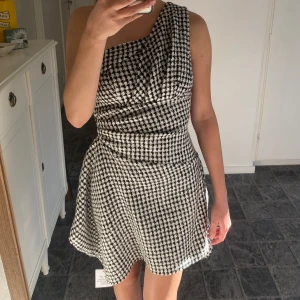 Rutig klänning - Super söt rutig klänning. Aldrig använd med lappen på. Kedjan är lite trög men så va den när jag köpte den!💗