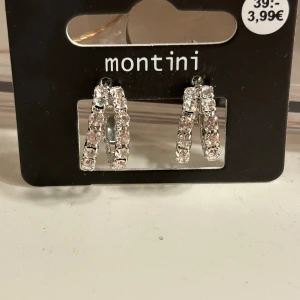 Ett par Silver örhängen - Fina, glittriga silver örhängen, helt nya, aldrig använda, bara varit förvarat. Fina till något festligt, eller till vardagen! 💘