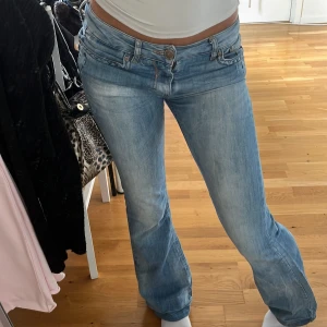Lowwaist jeans - Lowwaist flare jeans. Bra i längden passar mig som är 167👌