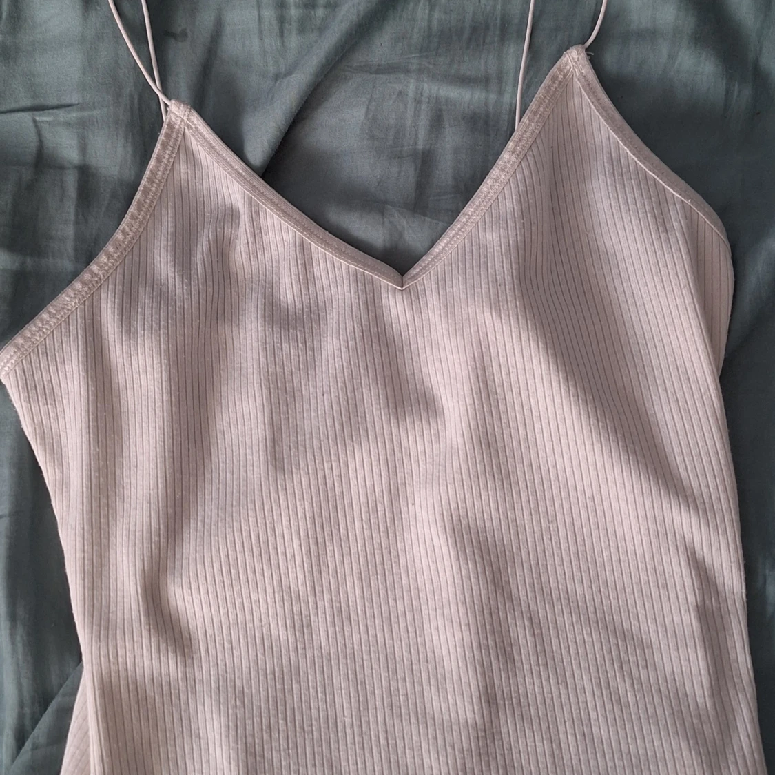 Vitt linne med spagetti ärmar