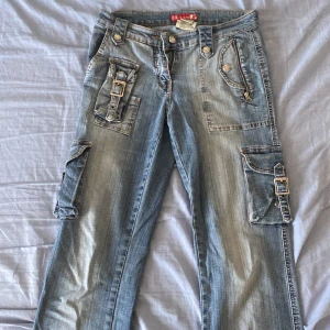 Flared jeans  - Säljer ett par lågmidjade flared jeans som jag inte använder längre🥰 Jag är 170 cm och de är pytte lite för långa på mig. Jag använder inte köp nu!!!