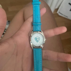 Blå klocka till barn med hjärta och glitter - Blå klocka